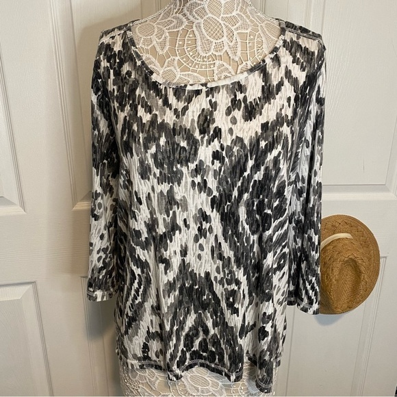 Chico's Tops - Chico’s Weekends White and Black Animal Print Crew Neck Cotton Blend size3 Large